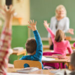 Padres y profesores demandan al distrito escolar de VA por ocultar el malestar de los niños con el sexo biológico
